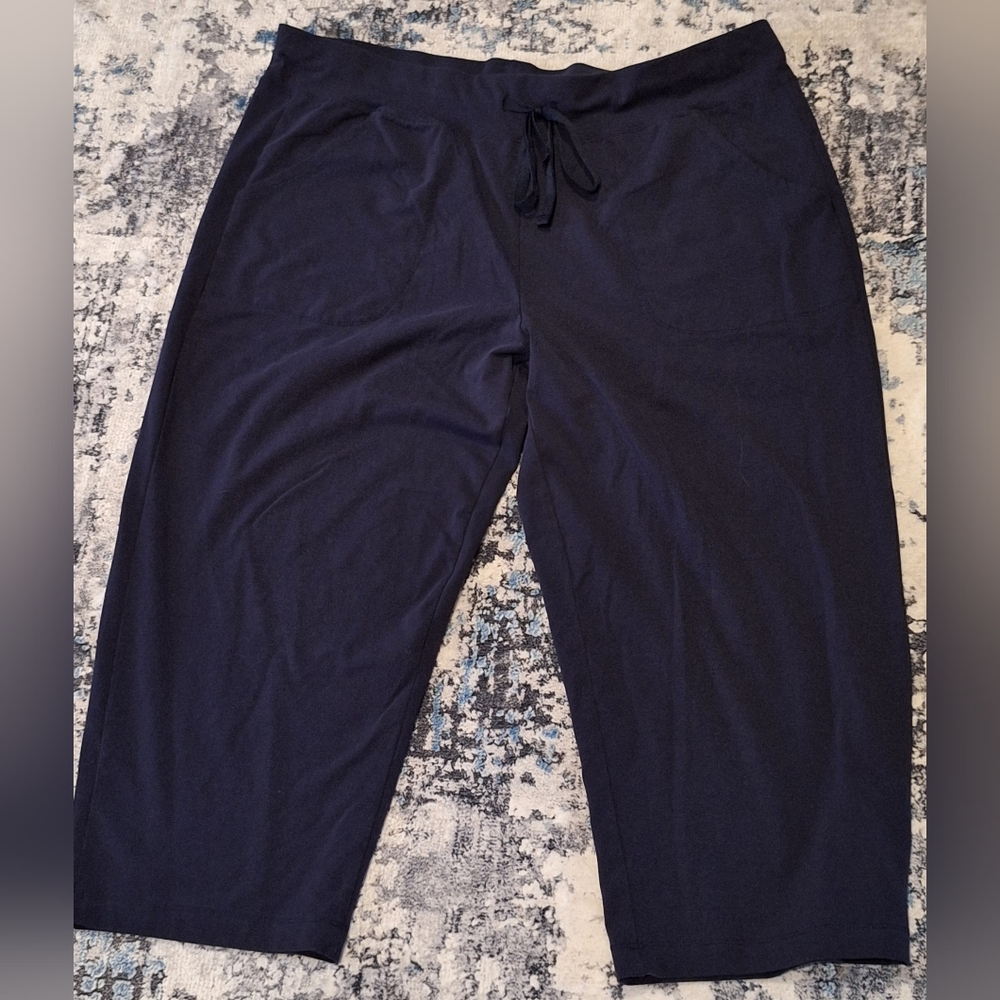 Athletic Works Womens  Black Capris
